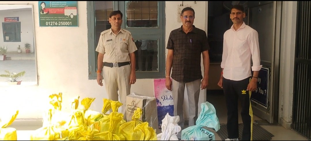 पुलिस के अनुसार ट्रक में खाली प्लास्टिक कैरेट के बीच शराब की पेटियां छिपाकर रखी गई थीं