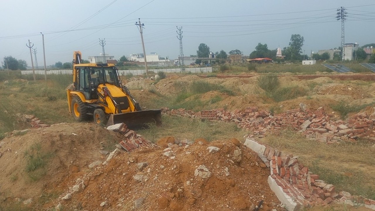 धारूहेड़ा के गांव खटावली में चला डीटीपी का बुल्डोजर,  5 एकड़ में बन रही 2 अवैध कॉलोनी तोडी