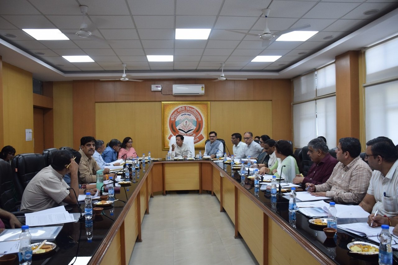रेवाड़ी। इंदिरा गांधी विश्वविद्यालय (IGU), मीरपुर में कुलगुरु प्रो. असीम मिगलानी की अध्यक्षता में अकादमिक परिषद की 26वीं बैठक आयोजित हुई।