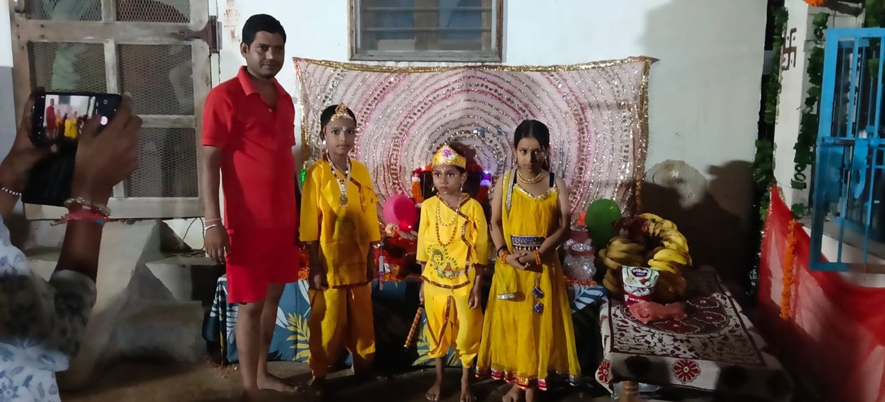 धारूहेड़ा: वार्ड 8 में जन्माष्टमी पर्व मनाते हुए