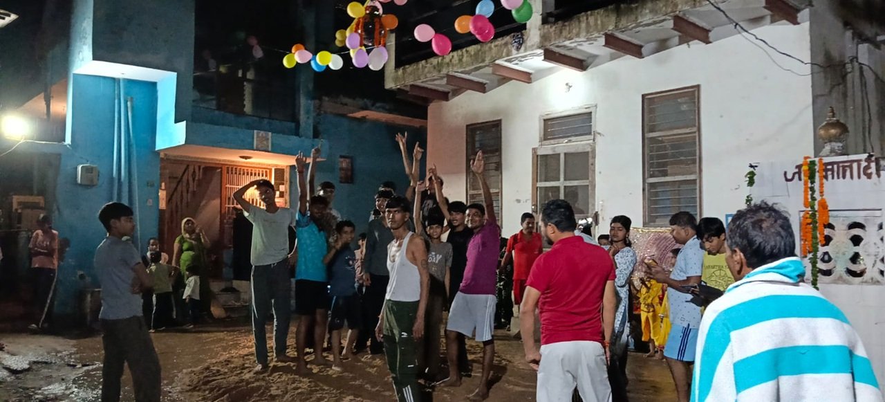 धारूहेड़ा: वार्ड 8 में जन्माष्टमी पर्व मनाते हुए