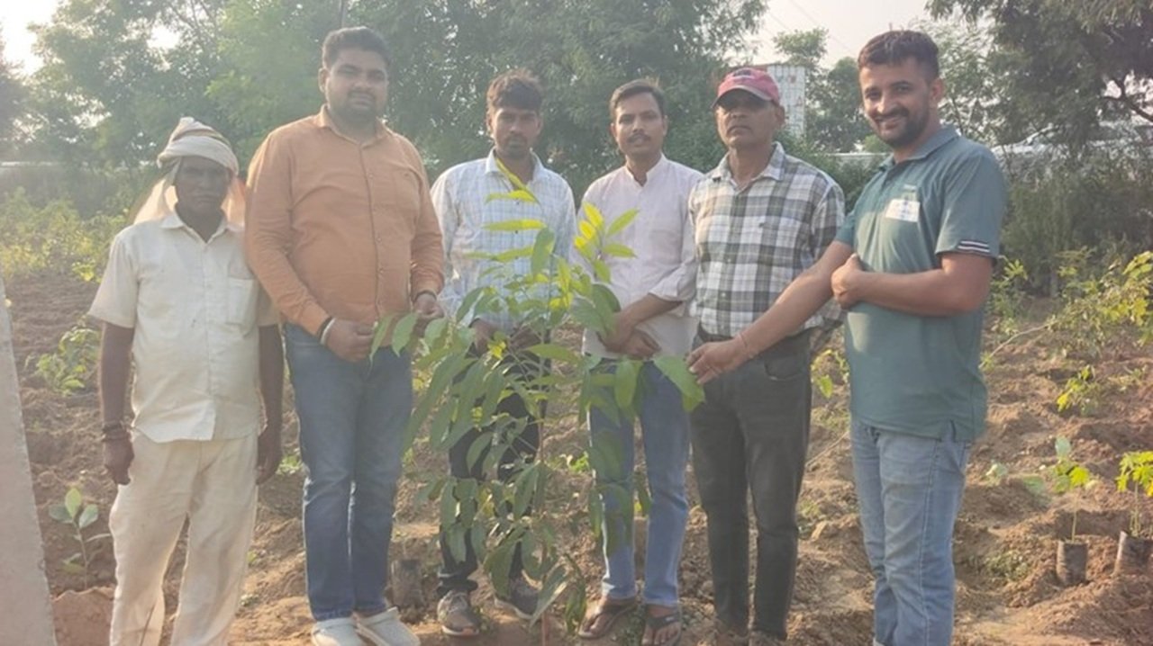 अरावली किसान क्लब ने चलाया पौधारोपण अभियान