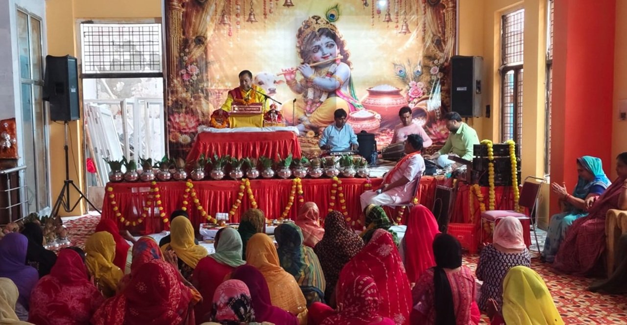 धारूहेड़ा: प्राचीन शिव मंदिर में आयोजित भागवत कथा में उमड़ी भीड