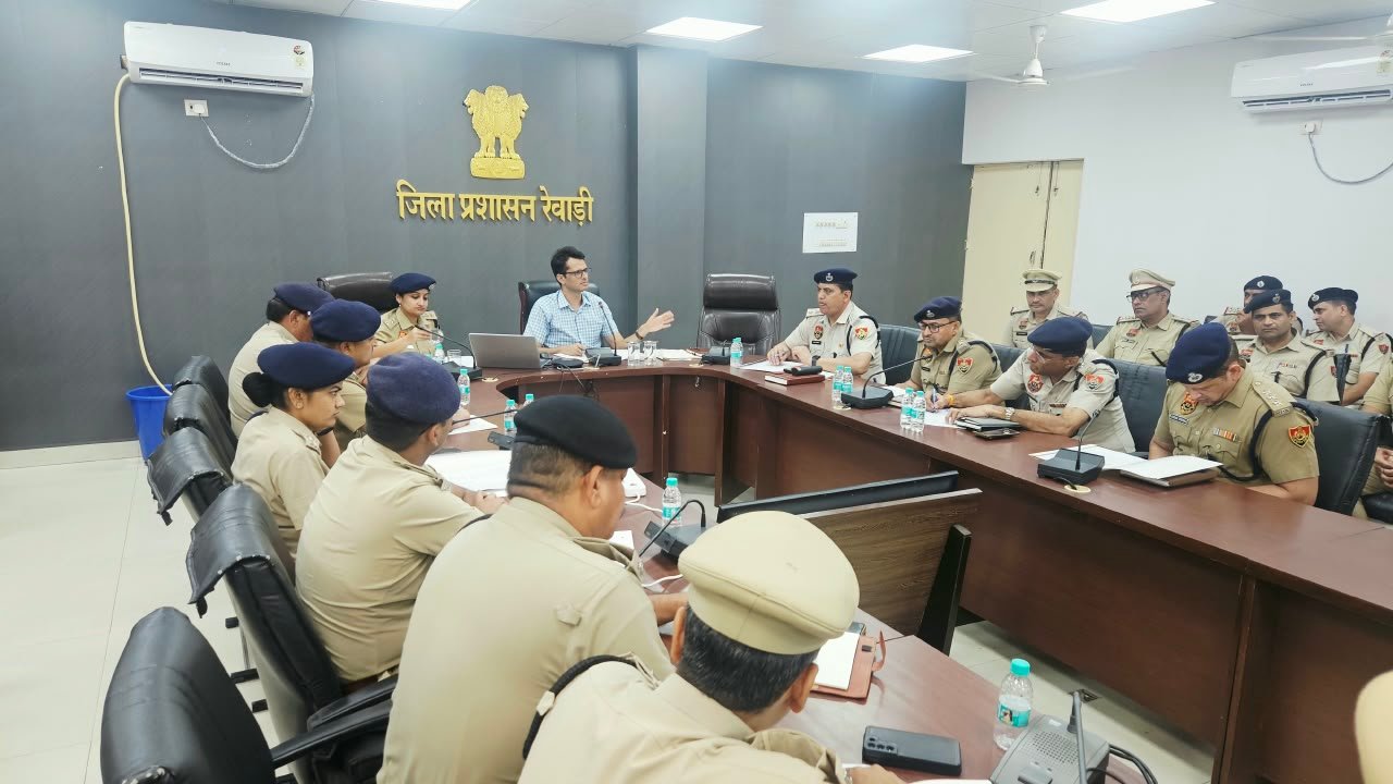 एसपी हेमेंद्र कुमार मीणा (IPS) ने जिला लघु सचिवालय के सभागार में अधिकारियों की उच्चस्तरीय समीक्षा बैठक ली।