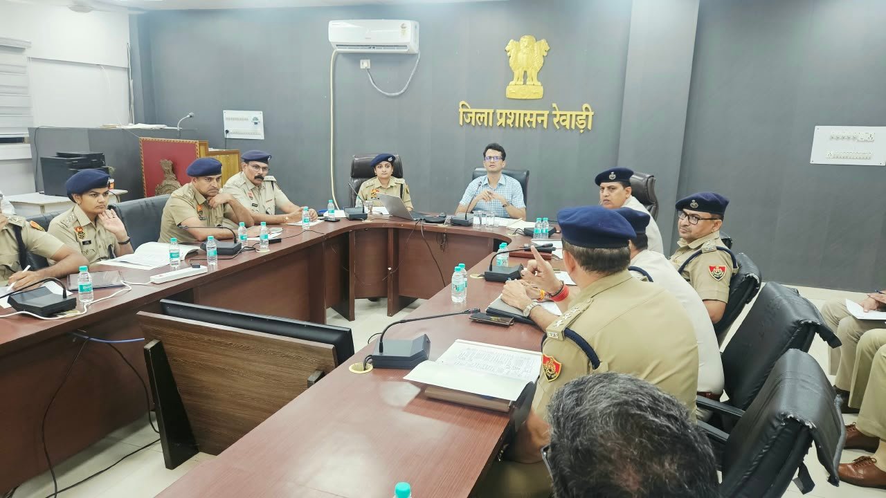एसपी हेमेंद्र कुमार मीणा (IPS) ने जिला लघु सचिवालय के सभागार में अधिकारियों की उच्चस्तरीय समीक्षा बैठक ली।