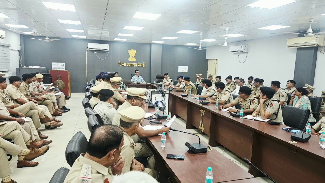 एसपी हेमेंद्र कुमार मीणा (IPS) ने जिला लघु सचिवालय के सभागार में अधिकारियों की उच्चस्तरीय समीक्षा बैठक ली।