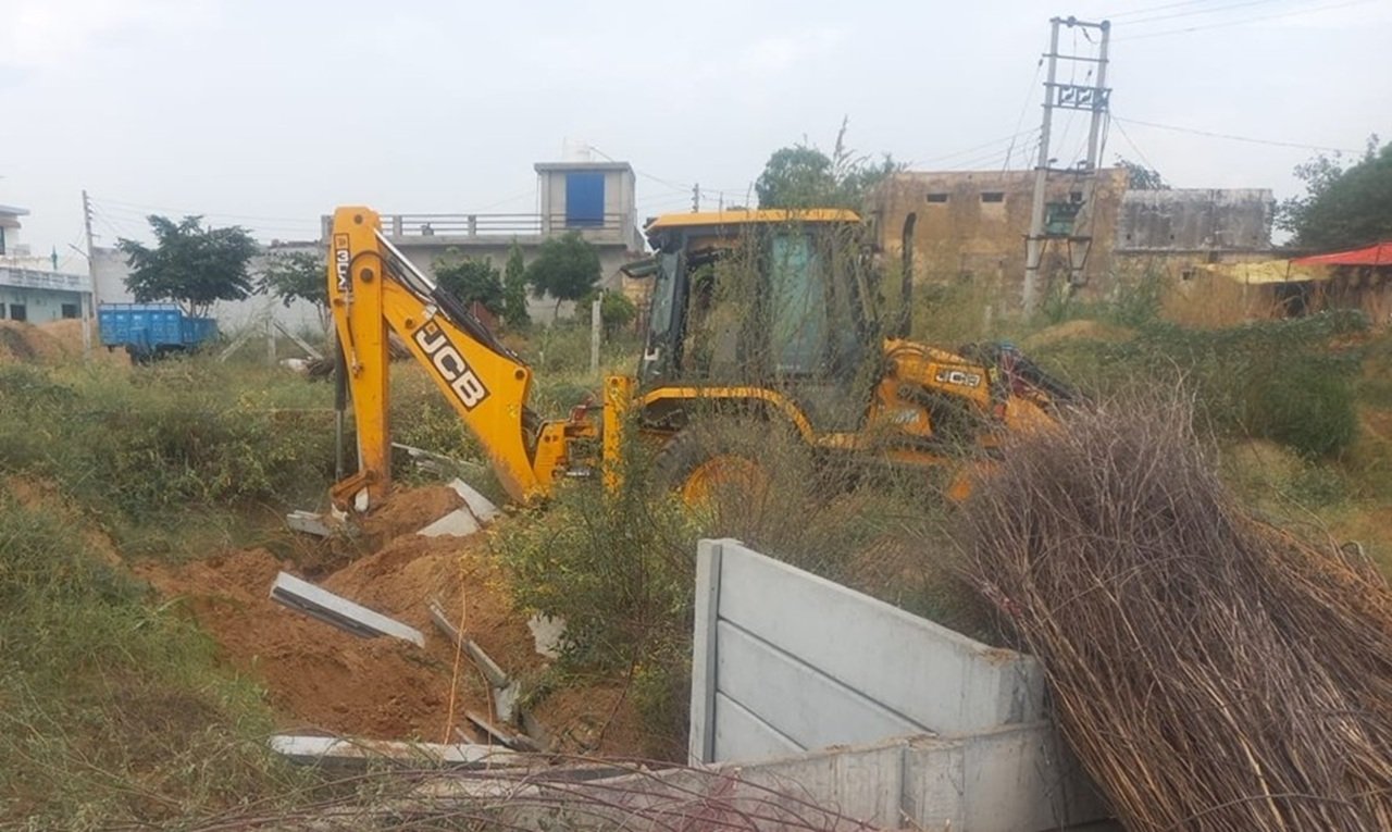 धारूहेड़ा के गांव खटावली में चला डीटीपी का बुल्डोजर, 5 एकड़ में बन रही 2 अवैध कॉलोनी तोडी