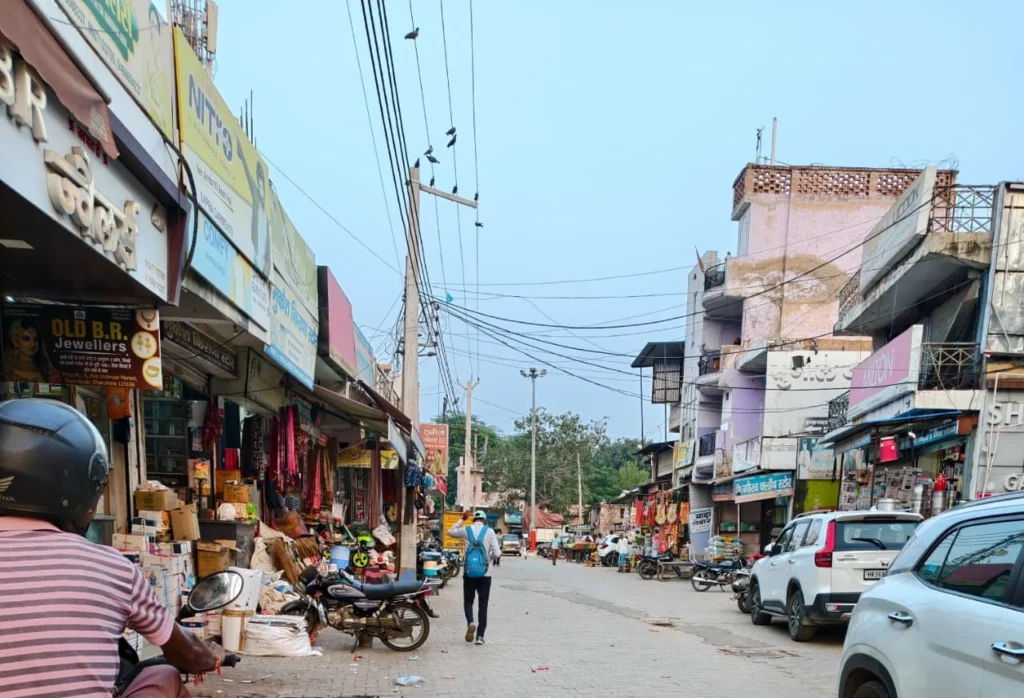 धारूहेड़ा में रोड पर आधी दुकान, जिम्मेदारों ने साधी चुप्पी