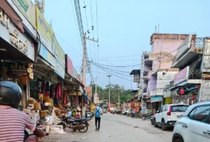 धारूहेड़ा में रोड पर आधी दुकान, जिम्मेदारों ने साधी चुप्पी
