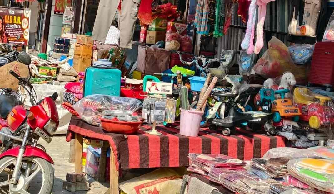 धारूहेड़ा: औद्योगिक कस्बे में त्यौहार के चलते अतिक्रमण बढता ही जा रहा है।