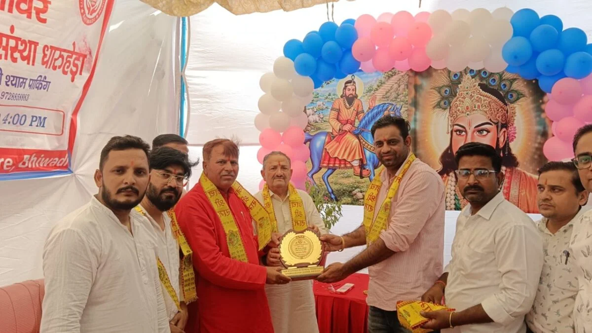 धारूहेड़ा: जय बाबा मोहनराम सेवा संस्था से आयोजित रकदान शिविर में सम्मानित करते हुए