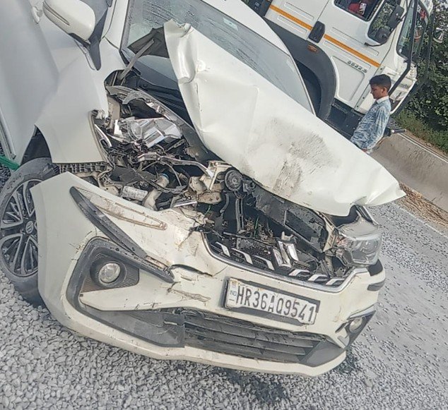Dharuhera NH 48 पर पलटा रोड़ियों से भरा ट्रक: कई वाहन आपस में भिड़े, लगा जाम