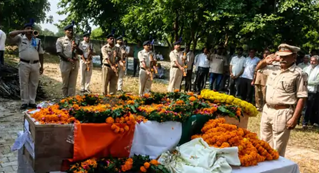 रेवाड़ी के CRPF हेड कांस्टेबल वेदप्रकाश का निधन, राजकीय सम्मान के साथ डहीना में दी अंतिम विदाई
