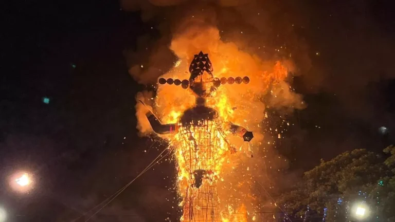 धू-धू कर जला रावण, धारूहेड़ा में दो जगह मनाया दशहरा पर्व