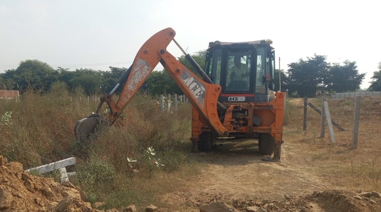 रेवाड़ी में दो अवैध कॉलोनियों पर चला बुल्डोजर, चारदीवारी और कच्चे रास्ते तोड़े