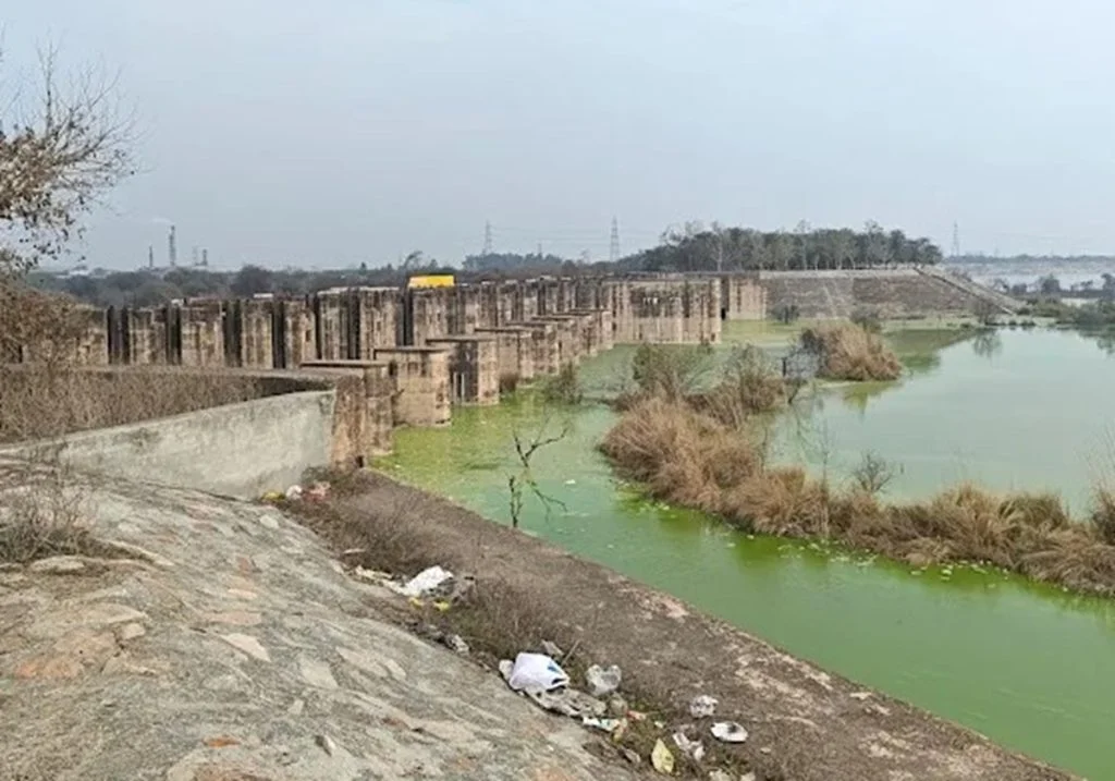 मसानी बैराज में छोड़े जा गंदे पानी को लेकर सांकेतिक धरना