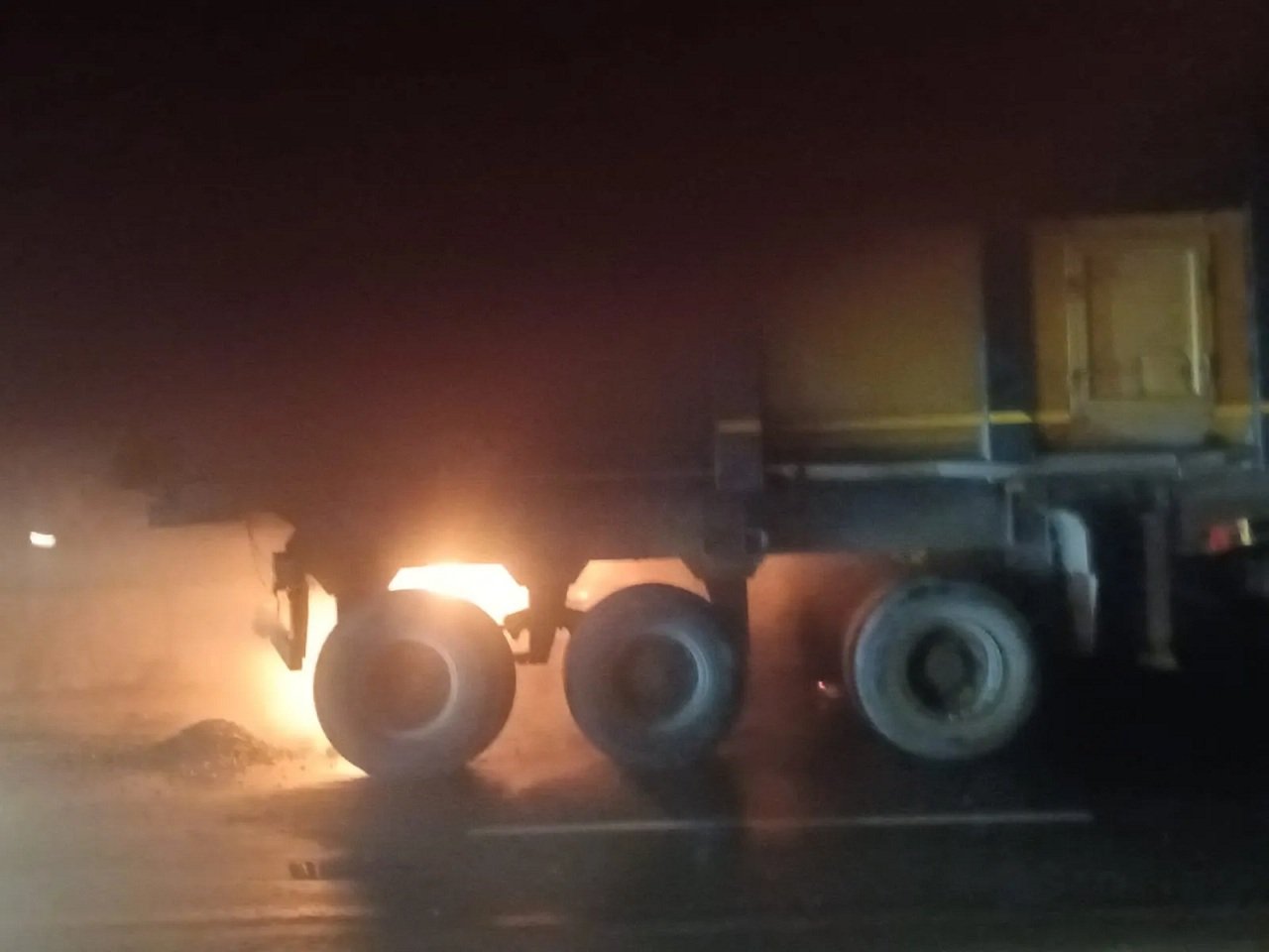 रेवाड़ी: जयपुर-दिल्ली हाईवे  (NH 48 )पर धारूहेड़ा शुक्रवार सुबह सुबह एक डंपर व ट्राले मे आग गई गई।