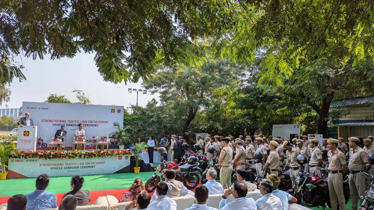 रेवाड़ी पुलिस के बेड़े में शामिल हुईं 30 नई अत्याधुनिक बाइकें: हीरो मोटोकॉर्प ने 'सुरक्षा साथी' पहल के तहत निभाई सामाजिक सहभागिता