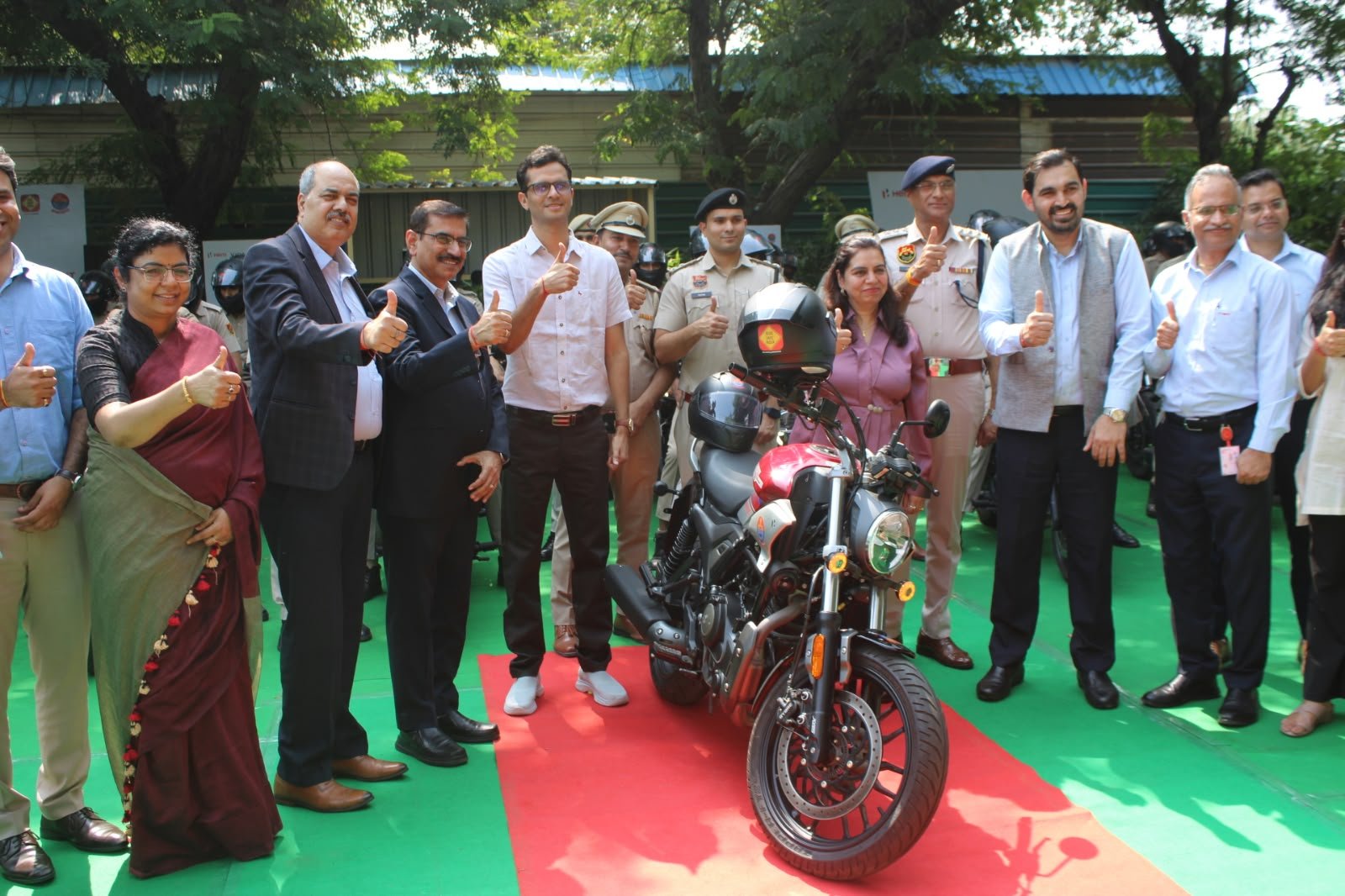 रेवाड़ी पुलिस के बेड़े में शामिल हुईं 30 नई अत्याधुनिक बाइकें: हीरो मोटोकॉर्प ने 'सुरक्षा साथी' पहल के तहत निभाई सामाजिक सहभागिता