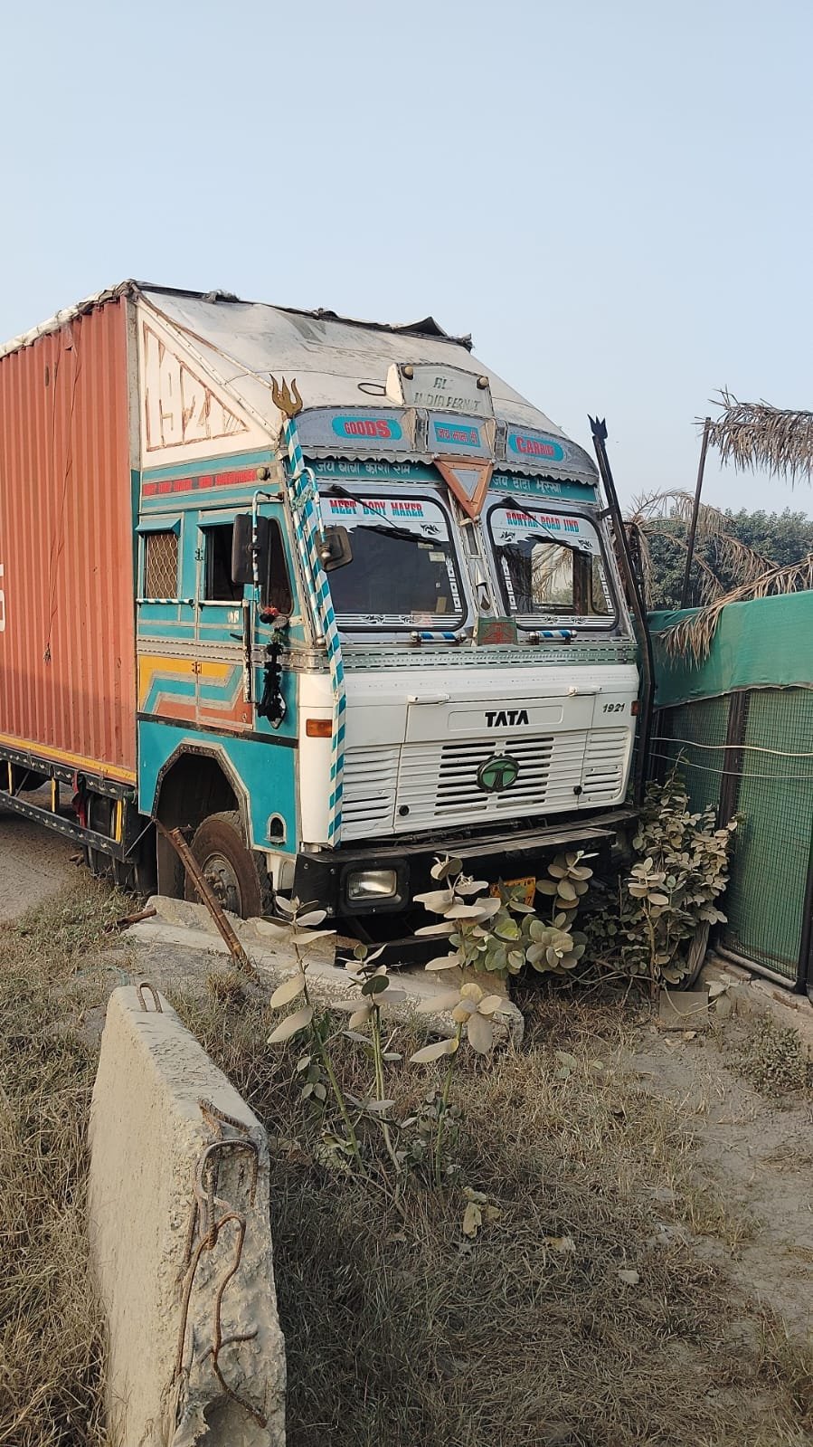 एनएच-48 पर जोनियावास के पास डिवाइडर से टकराया ट्रक, चालक की मौत