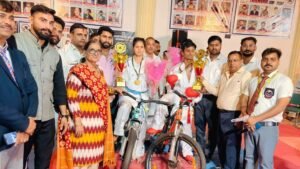 धारूहेड़ा में कराटे-ताइक्वांडो कप संपन्न, समीक्षा और शुभम ने जीती साइकिल