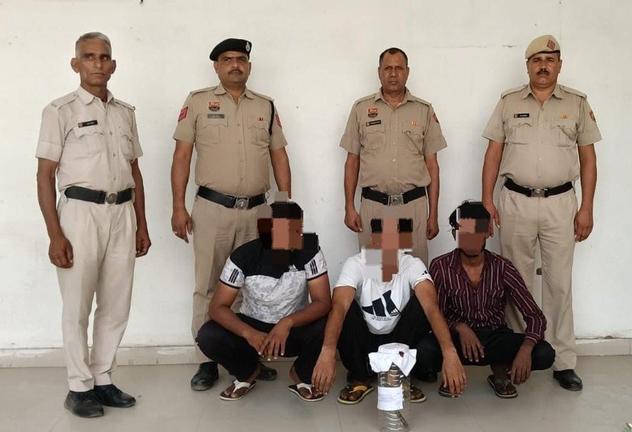 थाना कसौला पुलिस ने अवैध हथियारों और नशा तस्करी के खिलाफ चलाए जा रहे विशेष अभियान के तहत  दो अलग-अलग मामलों में चार आरोपियों को गिरफ्तार किया है