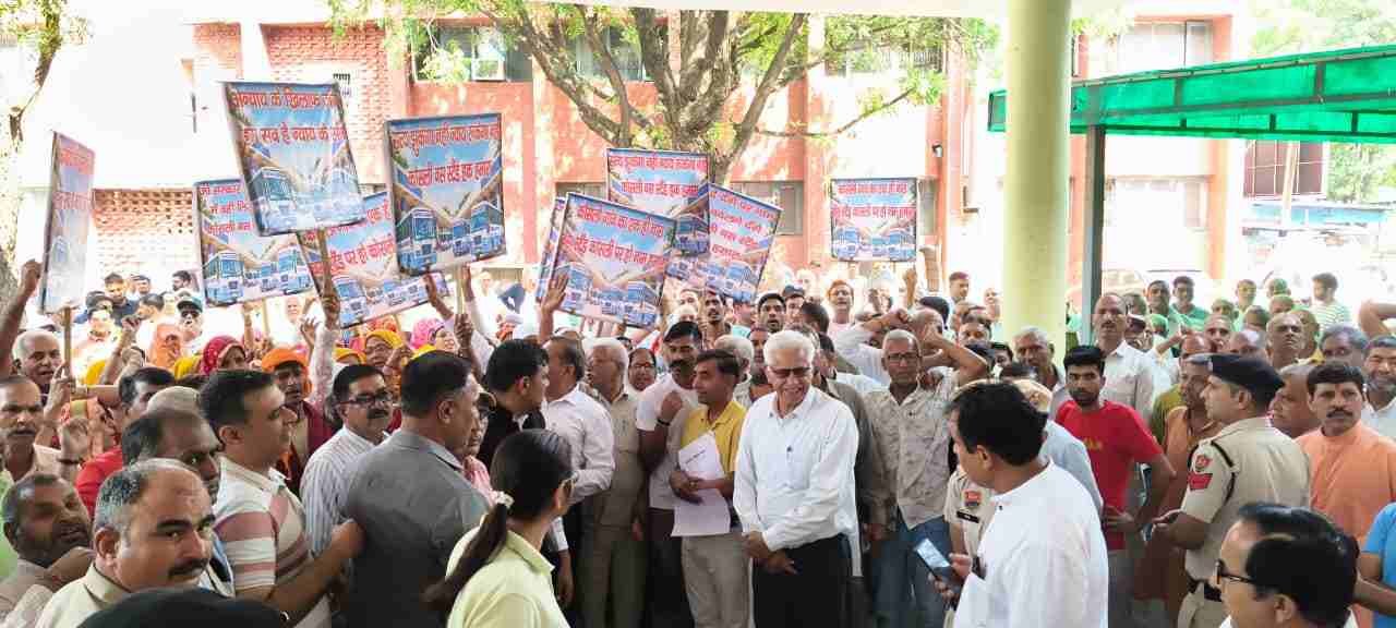 कोसली विकास मंच के बैनर तले सैकड़ों ग्रामीणों ने मिनी सचिवालय पहुंचकर मुख्यमंत्री के नाम एसडीएम को ज्ञापन सौंपा
