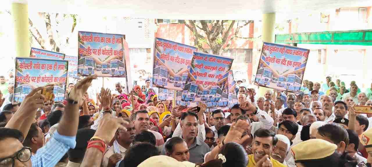 कोसली विकास मंच के बैनर तले सैकड़ों ग्रामीणों ने मिनी सचिवालय पहुंचकर मुख्यमंत्री के नाम एसडीएम को ज्ञापन सौंपा