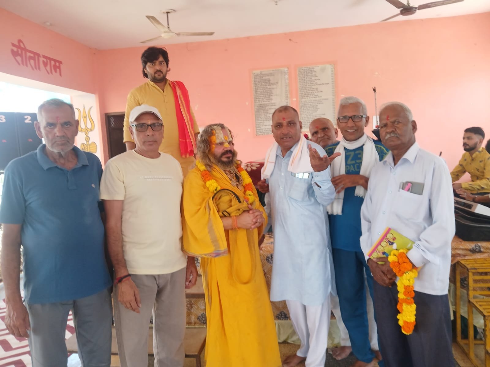 मठ से शिव मंदिर तक निकली कलश यात्रा, श्रीमद्भागवत कथा का शुभारंभ