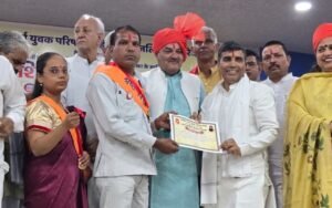 पर्यावरण प्रेमी महावीर खरखड़ा को मिला श्रेष्ठ शिक्षक अवार्ड