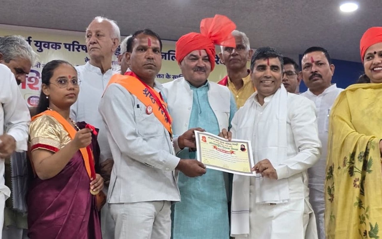 पर्यावरण प्रेमी महावीर खरखड़ा को मिला श्रेष्ठ शिक्षक अवार्ड