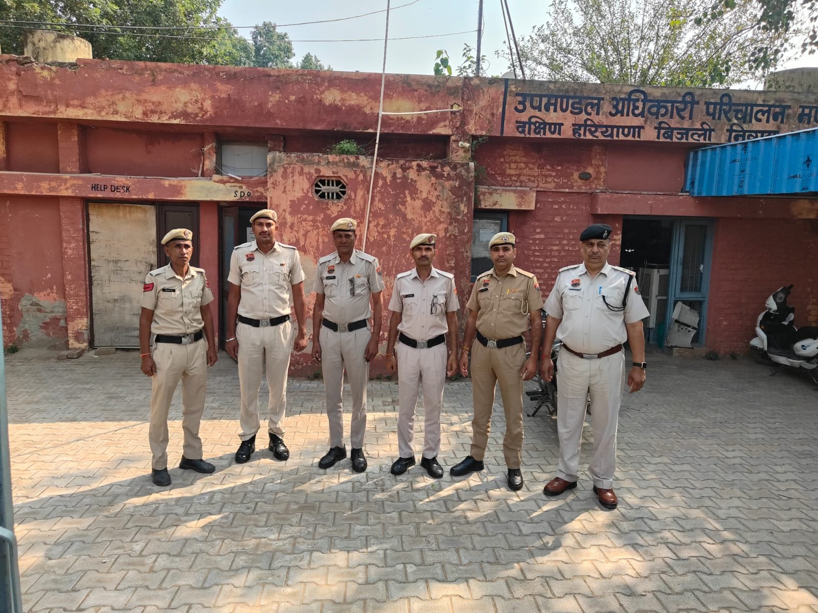 बिजली कर्मचारियों की हड़ताल के चलते पावर हाउस और वाटर वर्क्स पर पुलिस तैनात