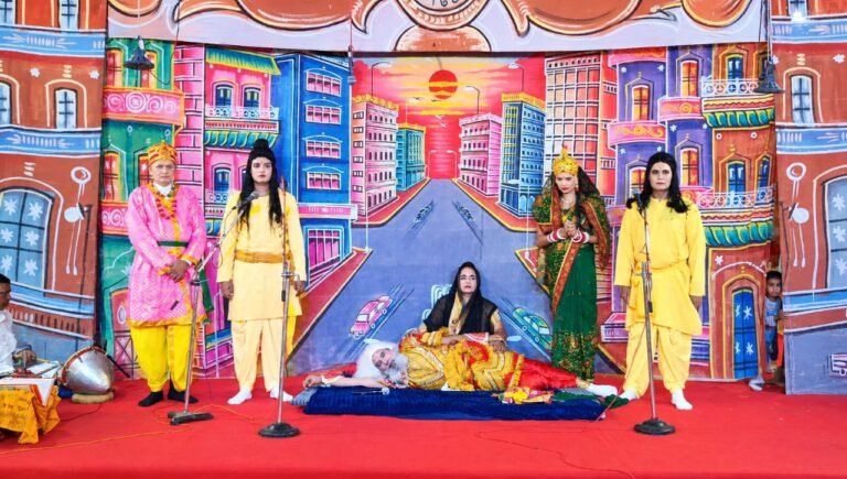 धारूहेड़ा रामलीला में राम वनवास का मंचन, कैकेयी के वरदान सुन व्याकुल हुए दशरथ