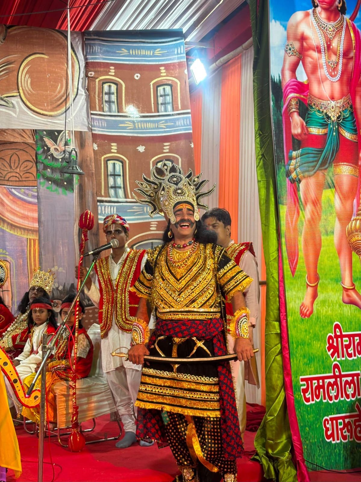 धारूहेड़ा (Best E News)  शहर के मेन बाजार स्थित श्री राम रामलीला क्लब द्वारा आयोजित रामलीला में विगत रात्रि श्रीराम विवाह प्रसंग का भव्य मंचन किया गया