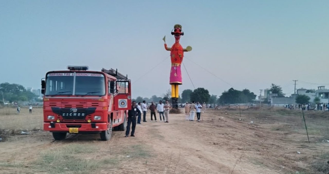 टाउन पार्क में 100 फीट के रावण का दहन