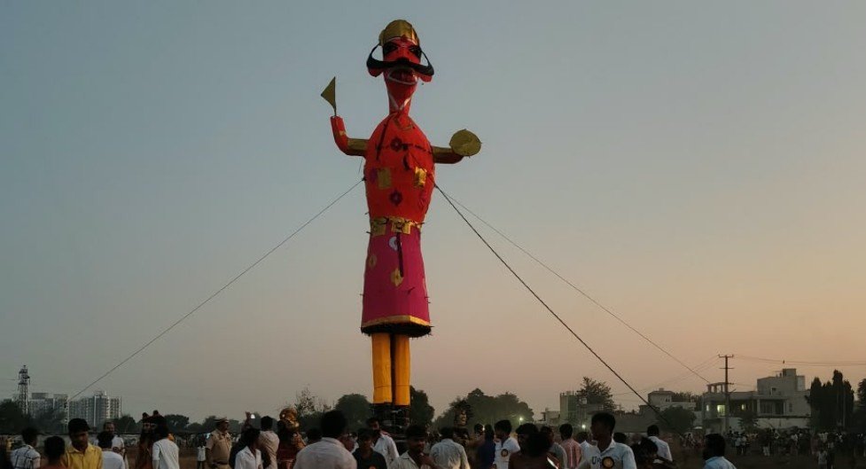 धारूहेड़ा। बुराई पर अच्छाई की जीत का प्रतीक दशहरा पर्व मंगलवार को धारूहेड़ा में धूमधाम से मनाया गया।