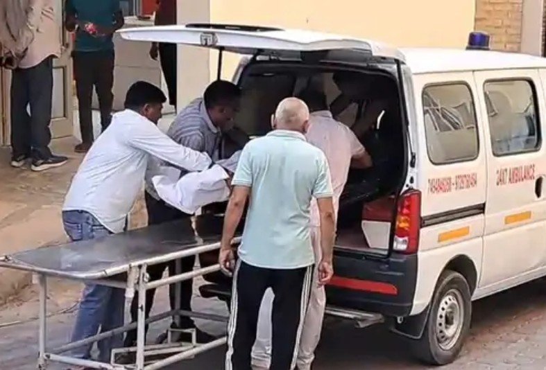 शव का पोस्टमार्टम कराने के बाद ले जाते परिजन।