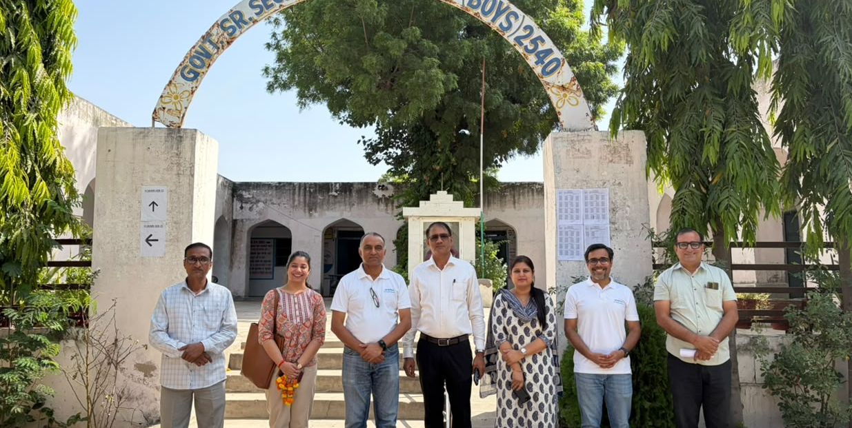 अरामको इंडिया और इंडिया स्टेम फाउंडेशन के प्रतिनिधिमंडल ने विद्यालय परिसर का दौरा कर प्रस्तावित अटल टिंकरिंग लैब के कमरे और सौर पैनल लगाने के लिए छत का निरीक्षण किया