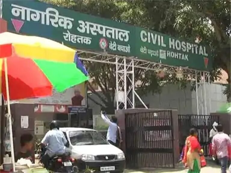 रोहतक सिविल अस्पताल में हादसा, मां-बेटी पहली मंजिल से गिरीं