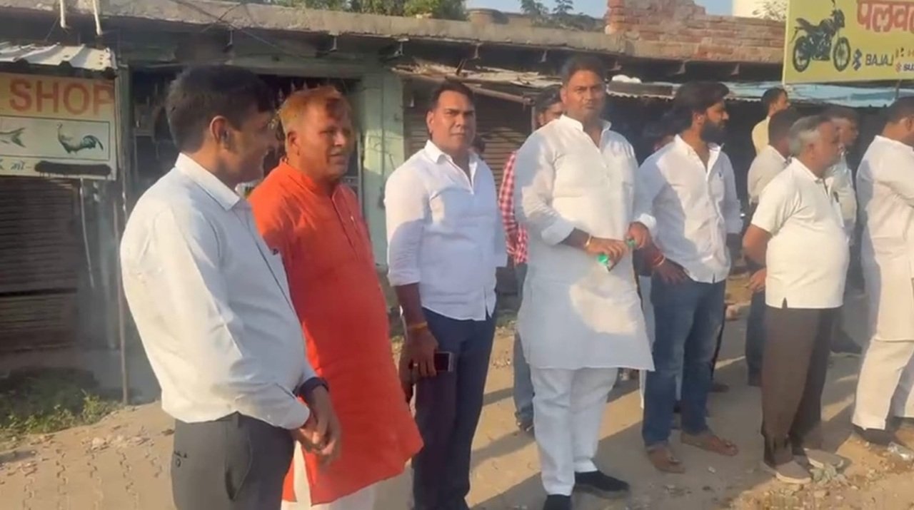 ​धारूहेड़ा: अलवर बाइपास पर जेसीबी से रोड को ठीक करते हुए वही साथ में खडे है धारूहेड़ा चेयरमैन अजय जांगडा व टीम