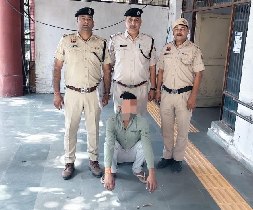 पुलिस ने आरोपी को अदालत में पेश कर एक दिन के पुलिस रिमांड पर लिया है।