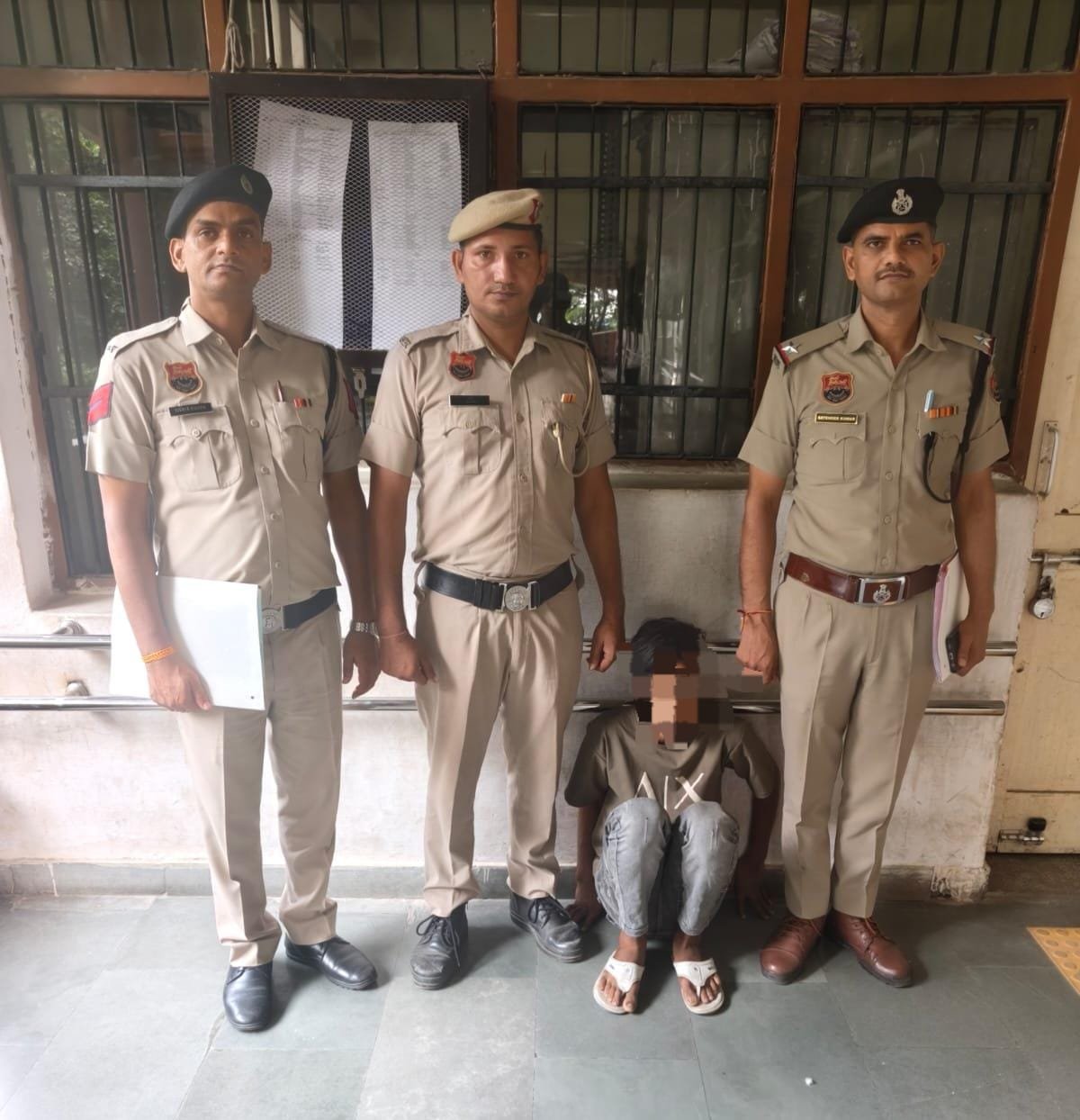 धारूहेड़ा: स्थानीय पुलिस ने चोरी की दो वारदातों का खुलासा करते हुए मुख्य आरोपी को गिरफ्तार किया है।