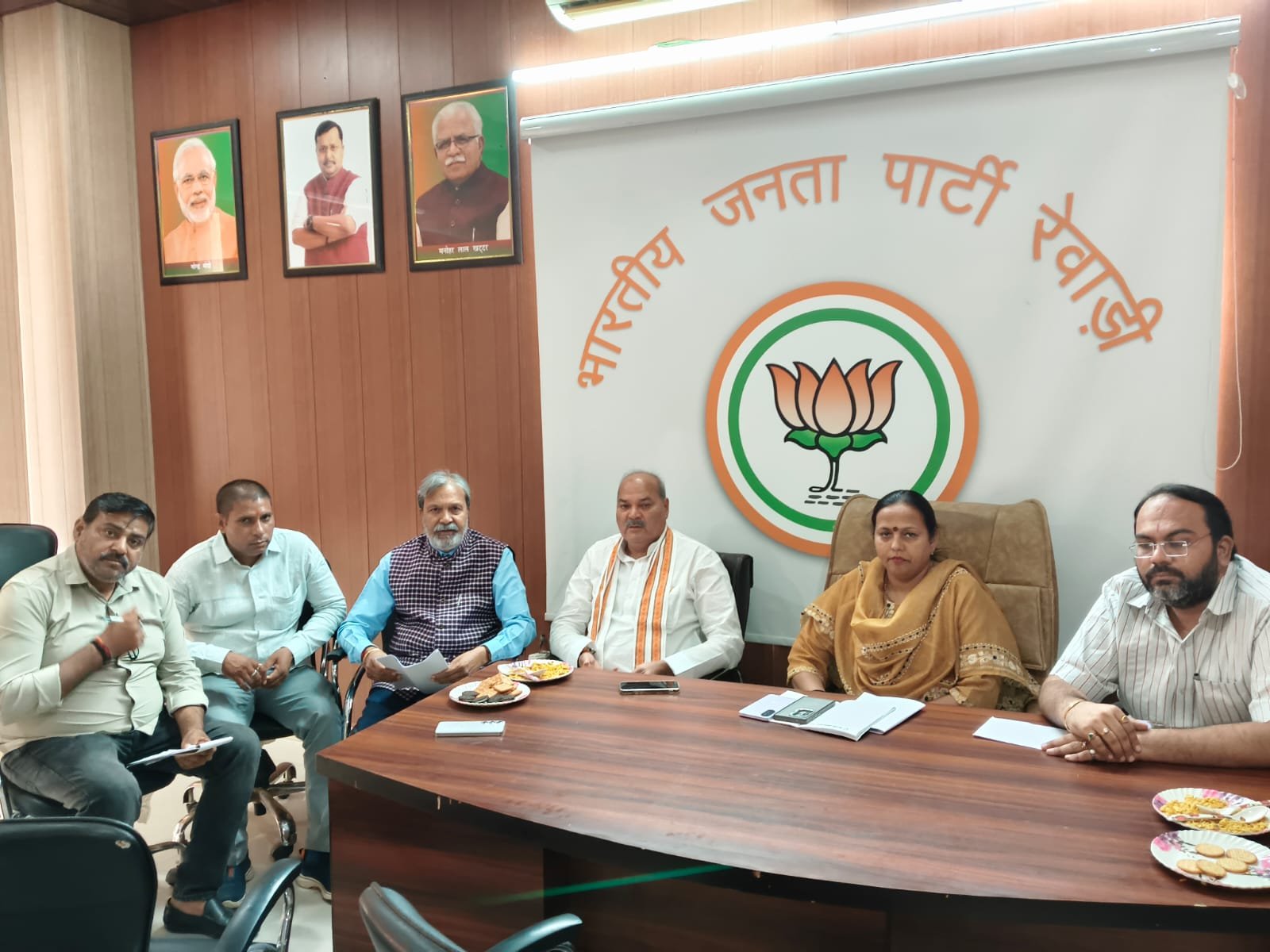 रेवाड़ी: यात्रा की तैयारियों को लेकर भाजपा कार्यालय में बैठक करते हुए