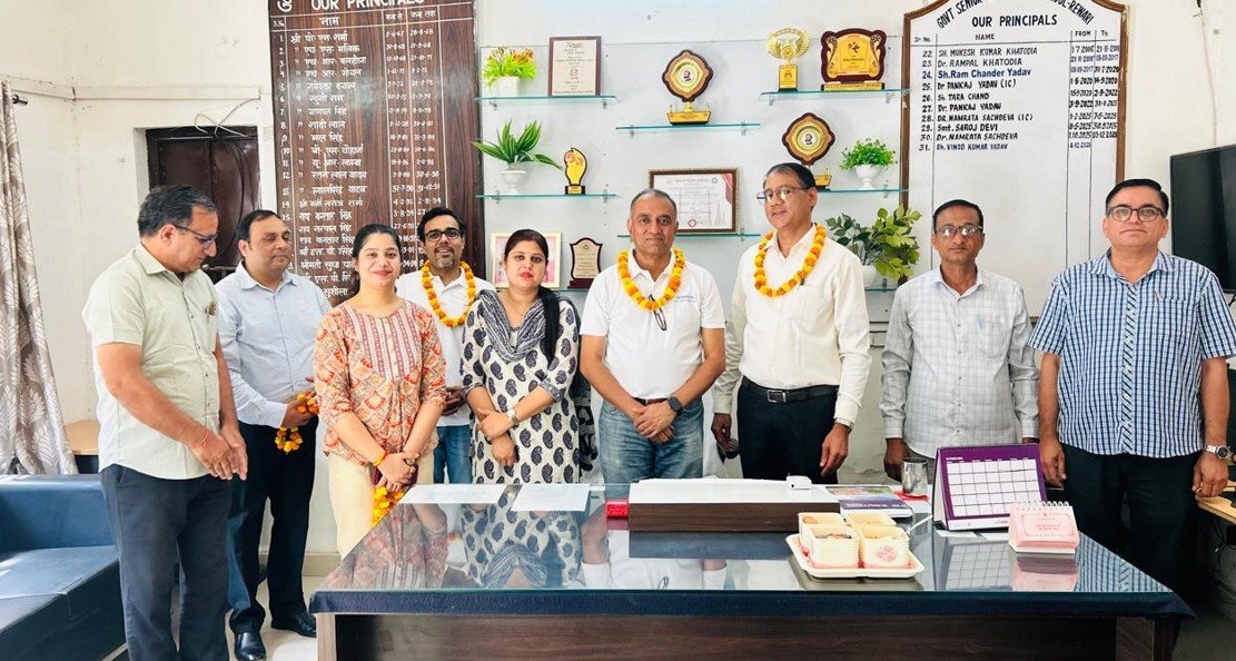 अरामको इंडिया और इंडिया स्टेम फाउंडेशन के प्रतिनिधिमंडल ने विद्यालय परिसर का दौरा कर प्रस्तावित अटल टिंकरिंग लैब के कमरे और सौर पैनल लगाने के लिए छत का निरीक्षण किया