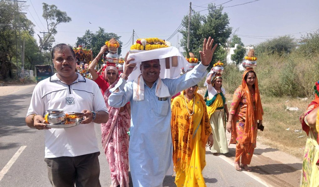 मठ से शिव मंदिर तक निकली कलश यात्रा, श्रीमद्भागवत कथा का शुभारंभ