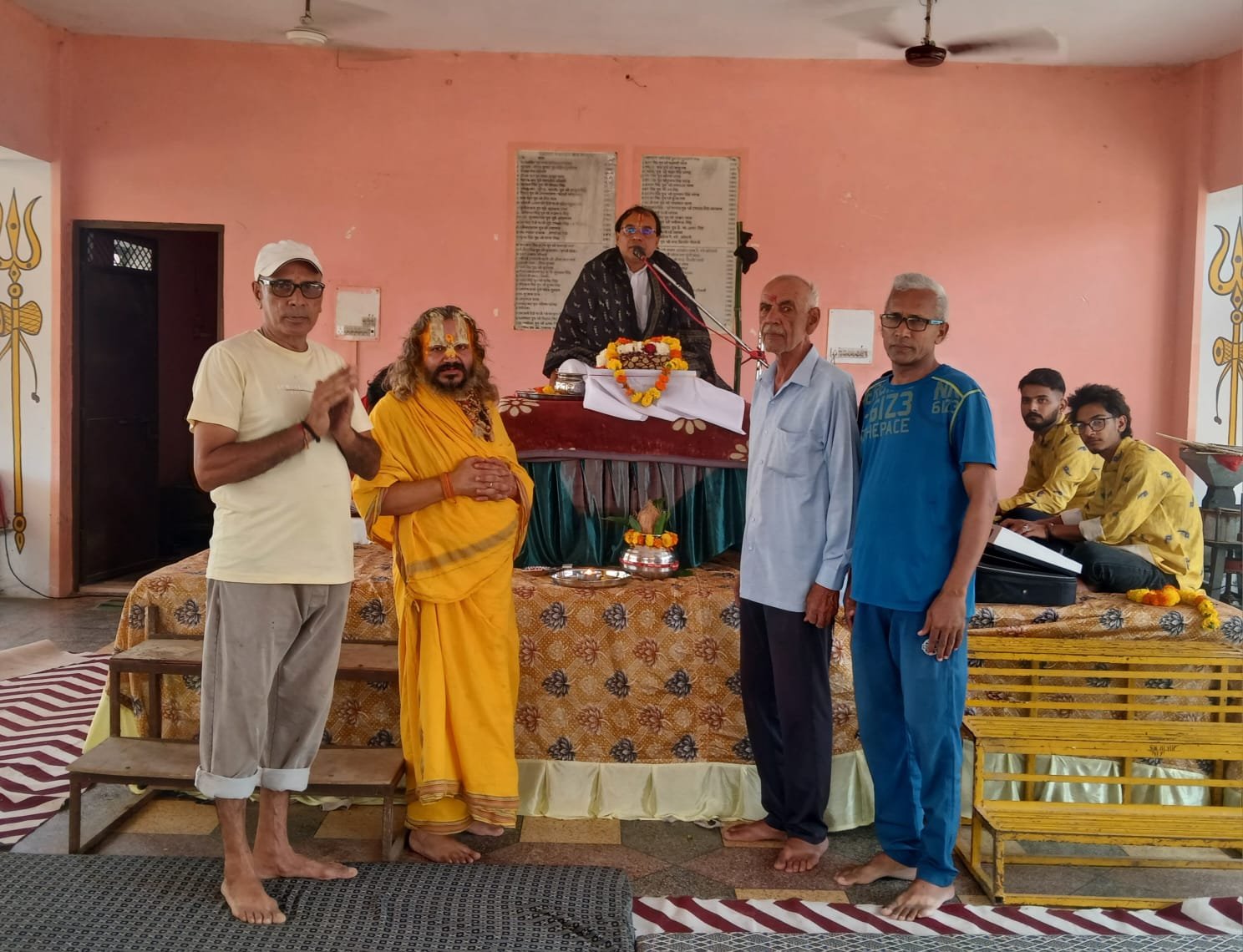 मठ से शिव मंदिर तक निकली कलश यात्रा, श्रीमद्भागवत कथा का शुभारंभ
