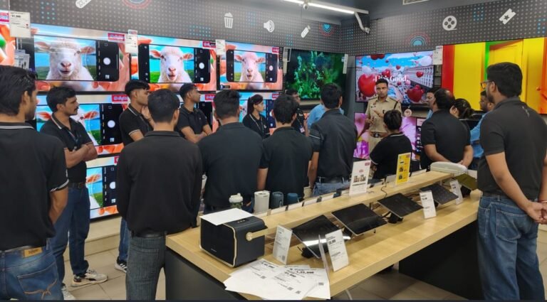 BMG Mall के रिलायंस स्टोर में रेवाड़ी पुलिस का साइबर सुरक्षा कार्यक्रम: ऑनलाइन ठगी से बचने के अचूक उपाय