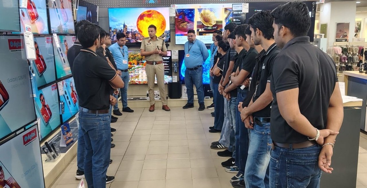  BMG Mall के रिलायंस स्टोर में रेवाड़ी पुलिस का साइबर सुरक्षा कार्यक्रम: ऑनलाइन ठगी से बचने के अचूक उपाय