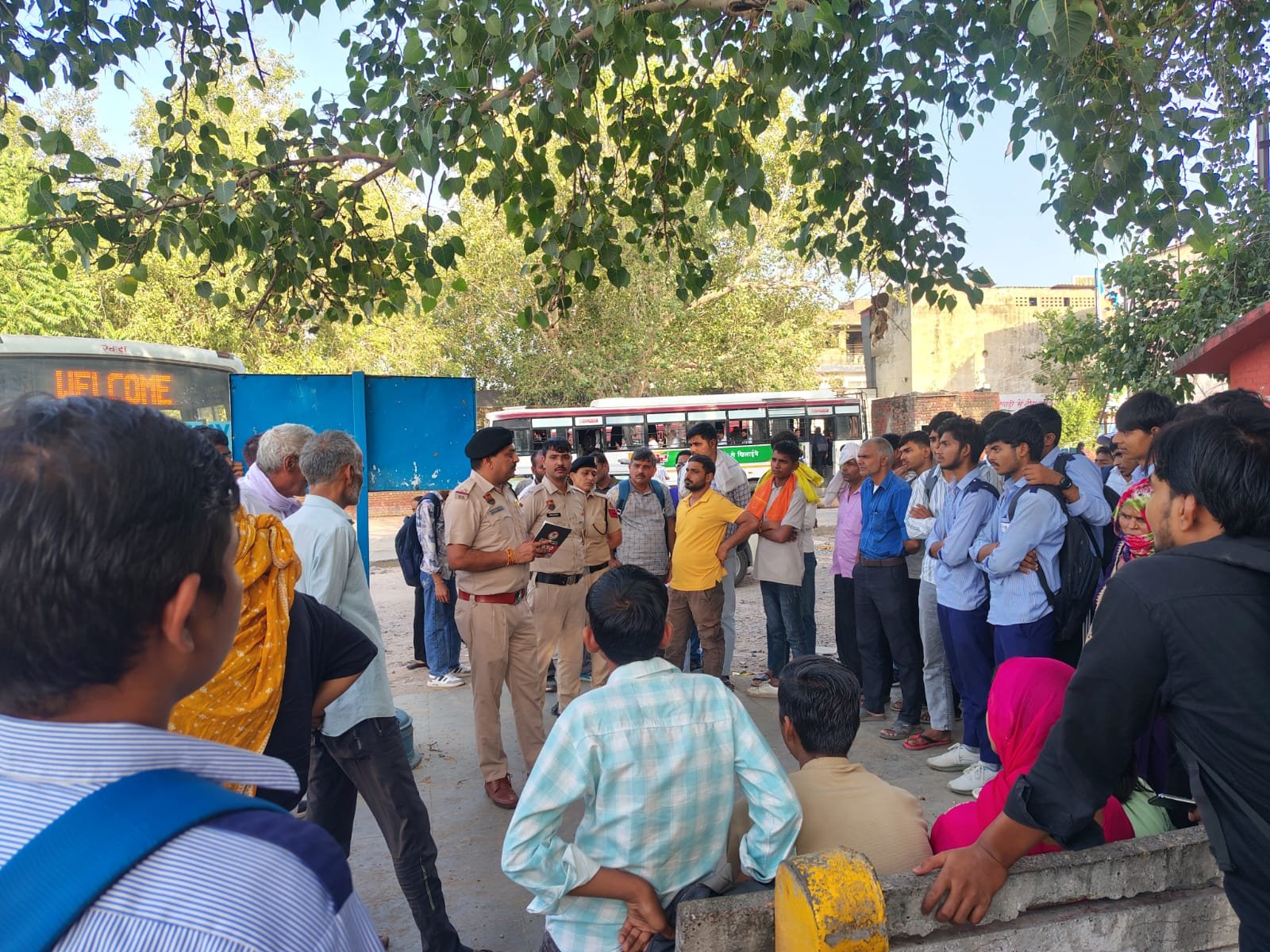 रेवाड़ी बस स्टैंड पर साइबर जागरूकता कार्यक्रम, पुलिस ने लोगों को ऑनलाइन ठगी से बचने के बताए जरूरी तरीके