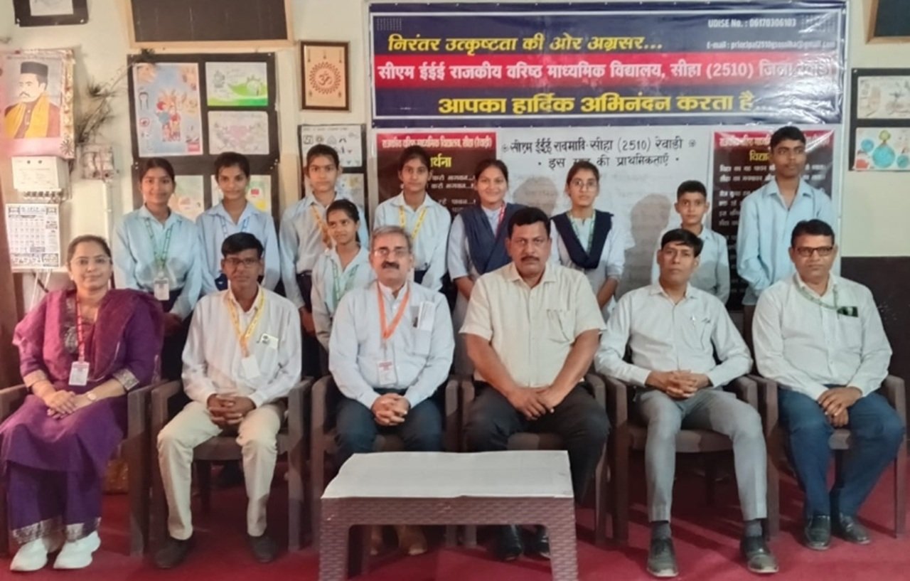 सीहा स्कूल में निरीक्षण उपरांत विभिन्न प्रतियोगिताओं में राज्य तथा जिला स्तर पर विजेता रहे विद्यार्थियों को पुरस्कृत करते डीईईओ प्रदीप कुमार दहिया व स्टाफ